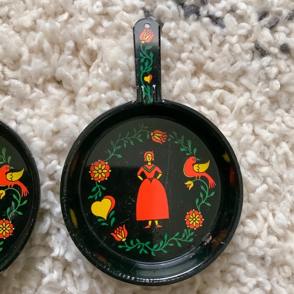Vintage Decorative Mini Pans - Picture 3 of 4